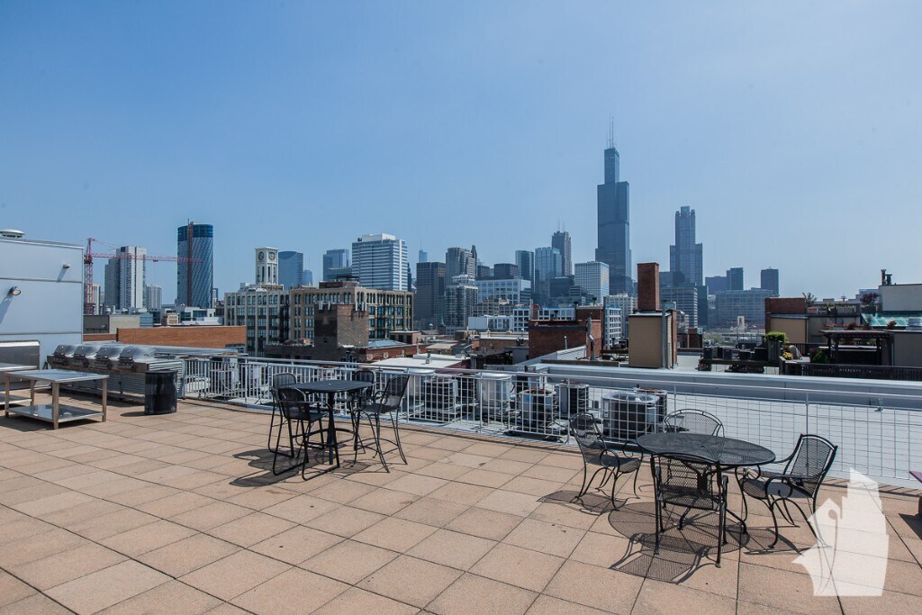 Building Photo - 933 W Van Buren St