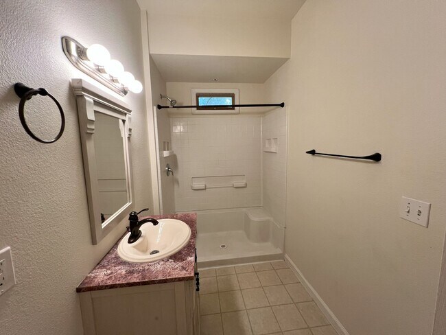 Building Photo - Beautiful 3 bedroom, 1 bathroom home locat...