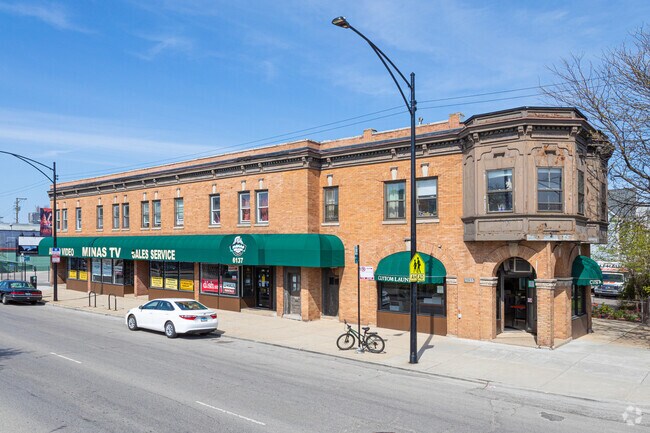 Building Photo - 6133-6137 N Clark St