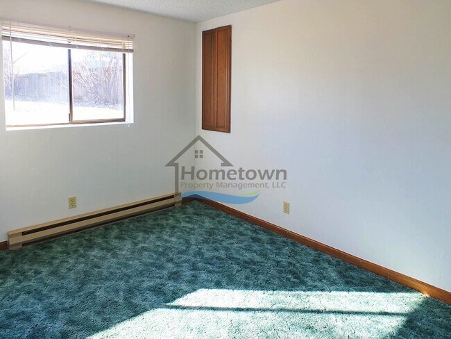 Building Photo - Spacious 4 Bedroom Home with Fenced Backyard & Garage