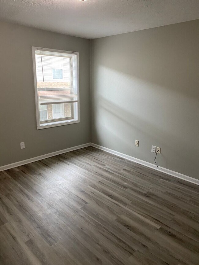 Building Photo - 150 Landings Dr