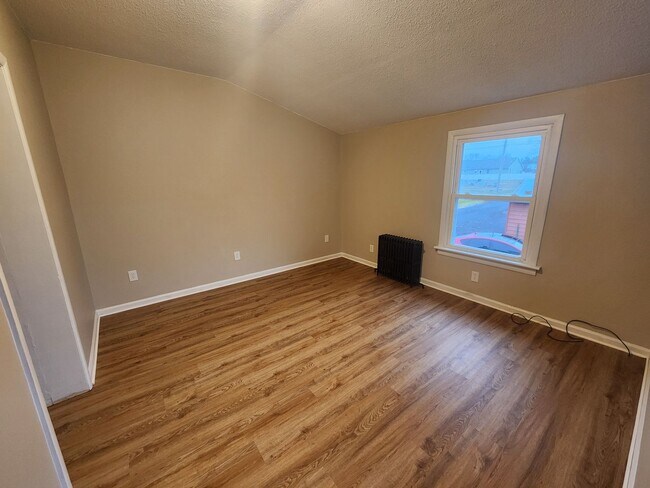 Building Photo - 651 Lincoln Way W