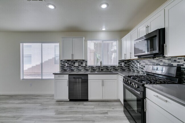Building Photo - Stunning 4 bedroom, 2.5 bathroom