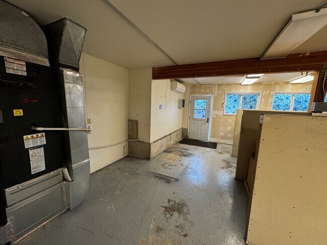 Building Photo - Silverdale Split-Level Home with Bonus Are...