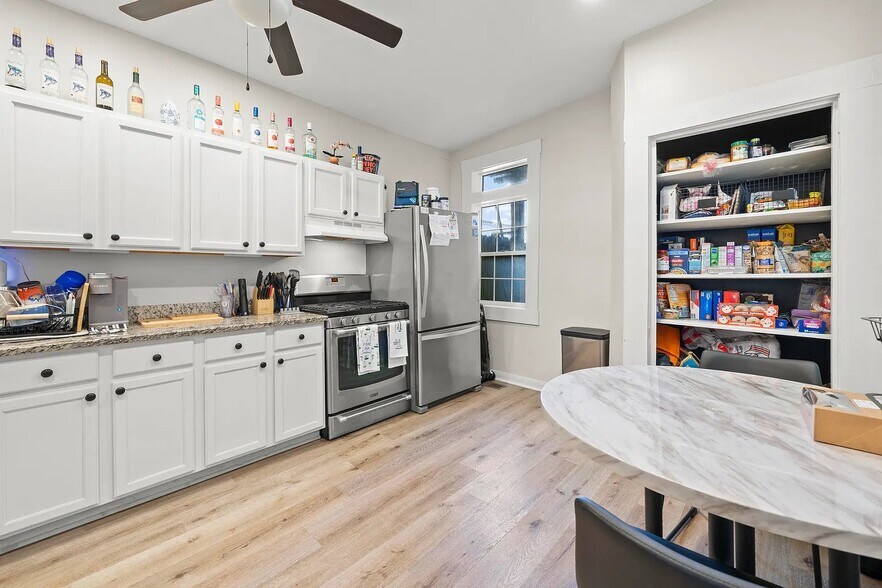 Building Photo - 211 E 5th St