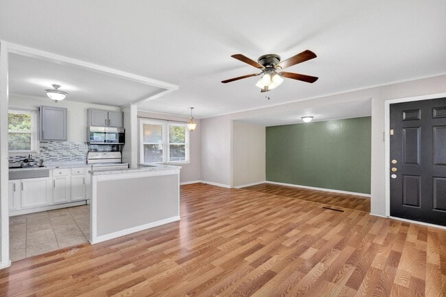 Building Photo - 3 bedroom Northwoods Home