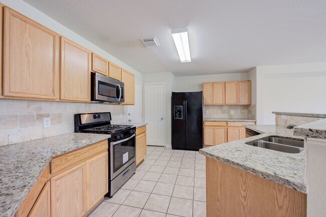 Building Photo - 4 Bed 3 Bath Home in Heritage Park!