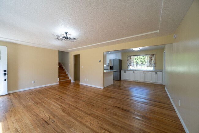 Building Photo - Rare 6 Bedroom Country Ranch Home – Dream Come True!