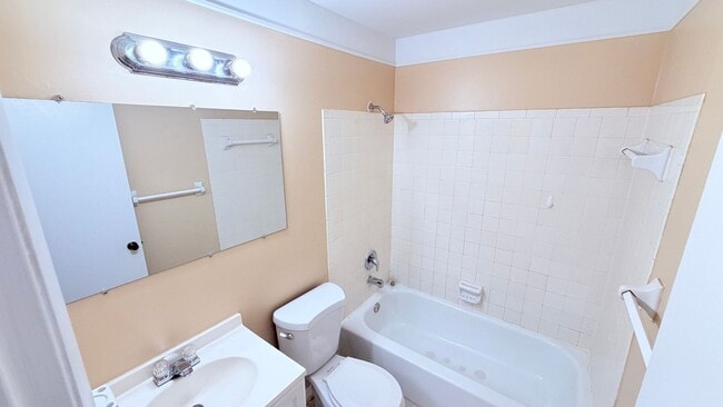 Building Photo - Cozy 2 BR / 2 BA Duplex