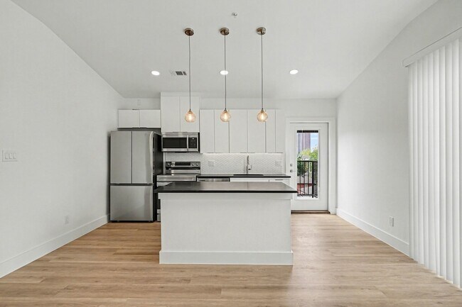 Building Photo - 2217 N Fitzhugh Ave