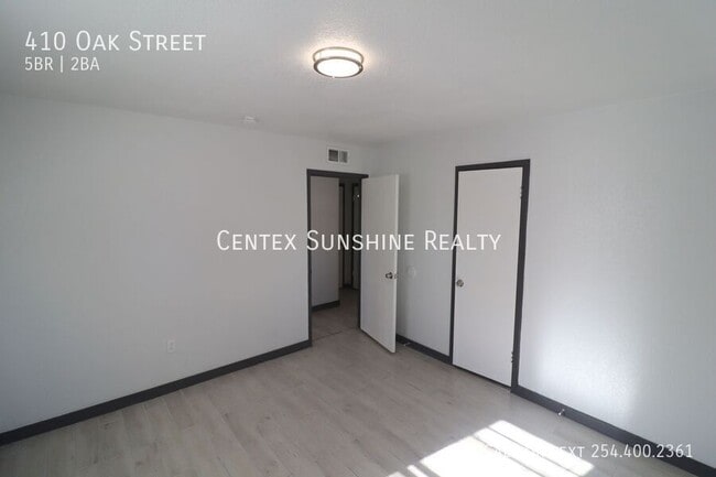 Building Photo - 410 Oak St