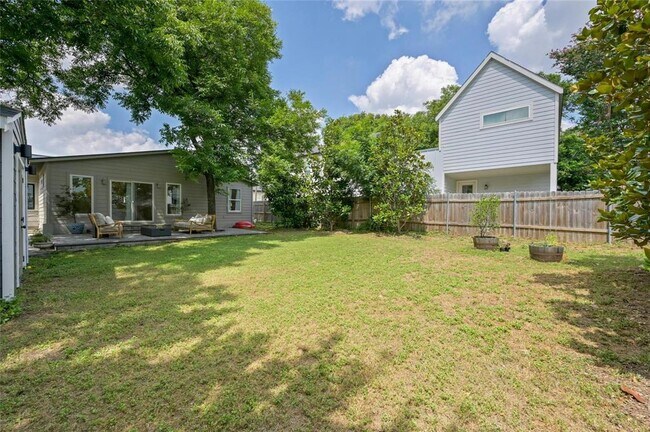 Building Photo - 406 W 55th St