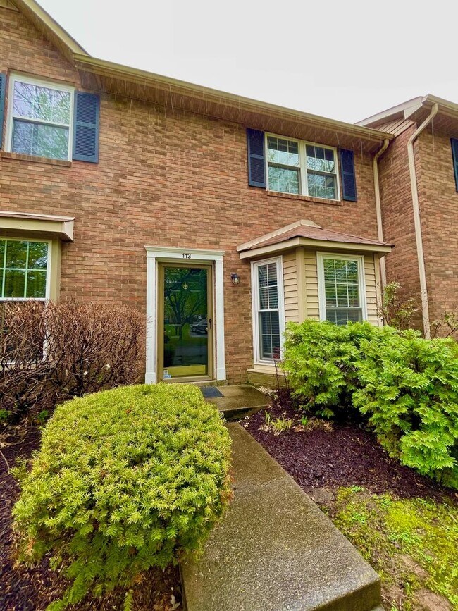 Building Photo - Great Townhome Convenient Location