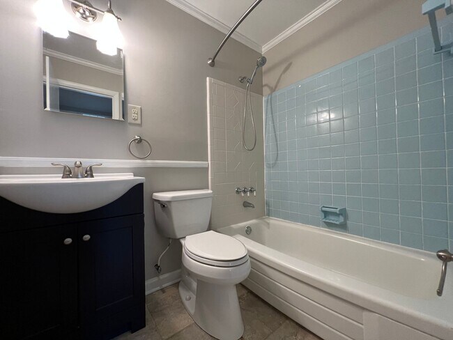 Building Photo - 805 Gardenview Dr