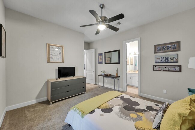 Building Photo - 204 W Pines Dr