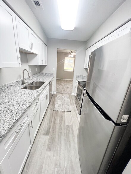 Building Photo - 6021 Camellia Dr