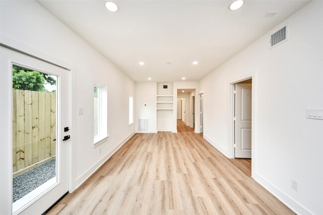 Building Photo - 934 South Ln
