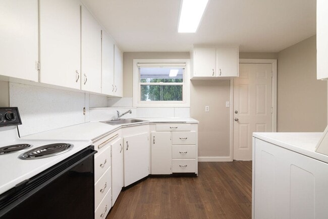 Building Photo - 172-172 NE Juniper St