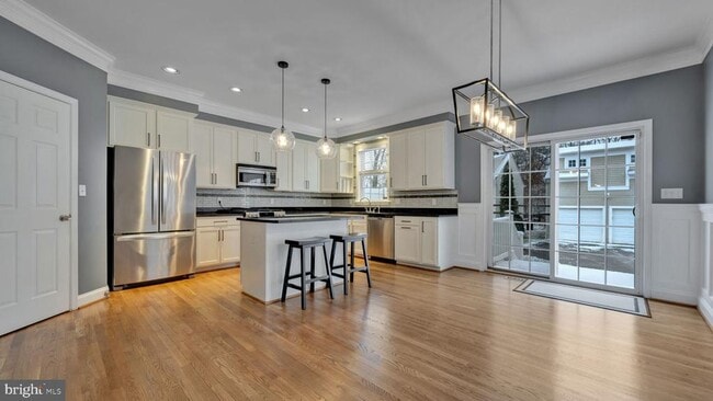 Building Photo - 1833 Drew St