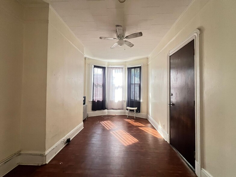 54 Montrose Ave 1 - 53 Montrose Ave