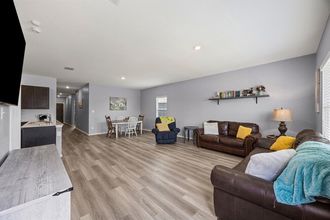 Building Photo - 2402 Sunray Ct