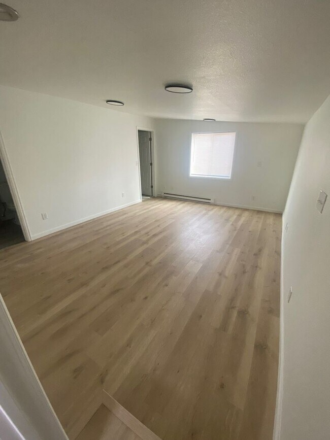 Building Photo - Adorable 3 Bedroom Home