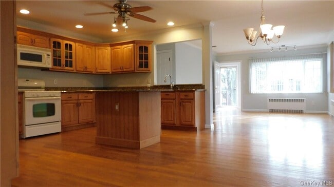 Building Photo - 10 S Nauraushaun Rd