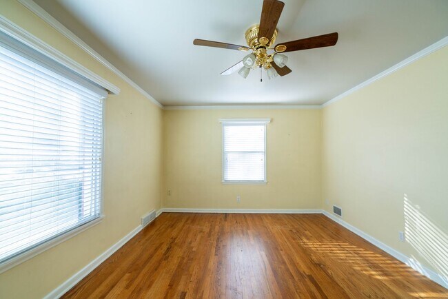 Building Photo - 3 Bed 1.5 Bath Updated Home with Private Fenced Backyard and Mountain Views