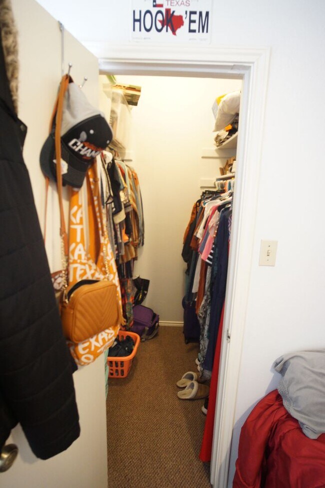 Building Photo - 2/2 Apartment Walking Distance from UT