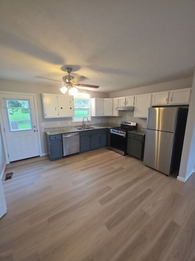 Building Photo - Newly Updated 2-Bedroom Apartment in Sparta with Lawn Care Included