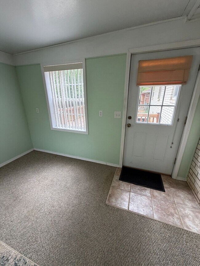 Building Photo - 3 Bedroom | 1 Bathroom | 2 Car Garage | Springfield MO!