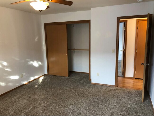 Building Photo - 501 E Walnut Cir