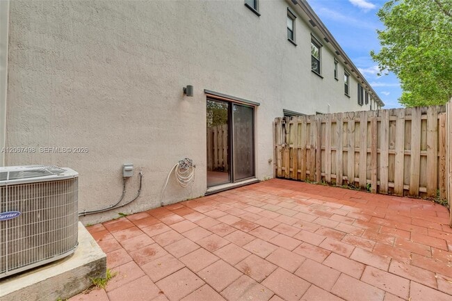 Building Photo - 582 NE 207th St