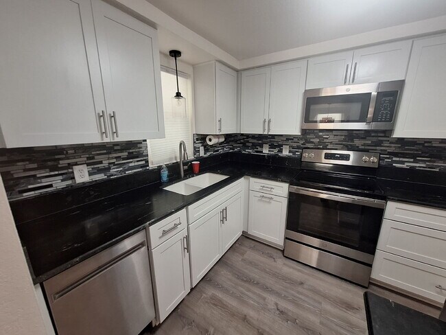 Building Photo - Charming Villa for Rent in Venice Gardens