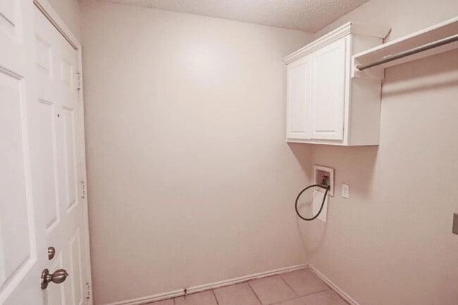 Building Photo - Great 3/3/2 Duplex!