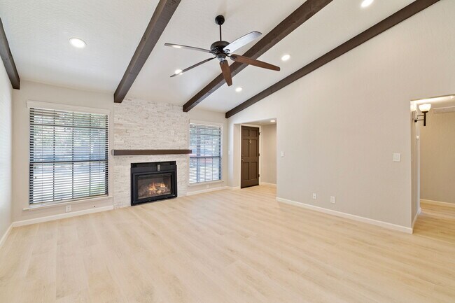 Building Photo - 1541 E Fairmont Ave