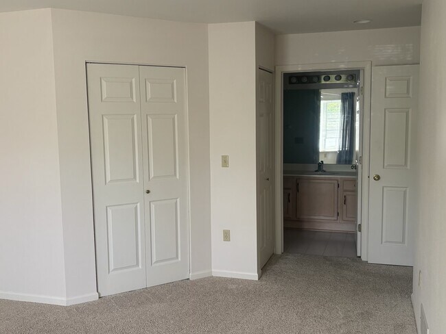 Building Photo - 8976 Woodbridge Dr