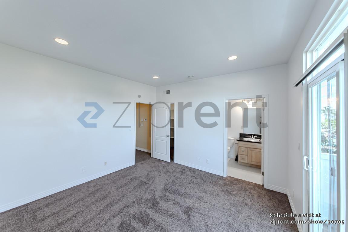 Building Photo - 11622 Oxnard St