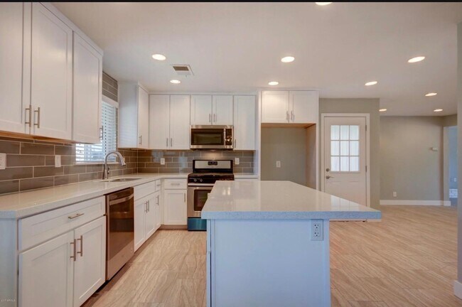 Building Photo - 1424 W 6th Pl