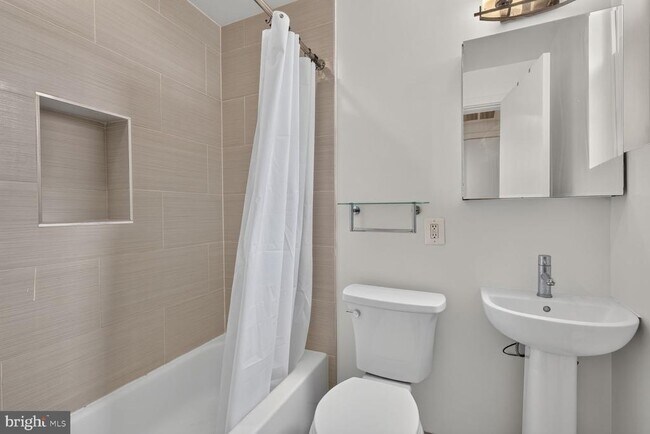 Building Photo - 809 Otis Pl NW