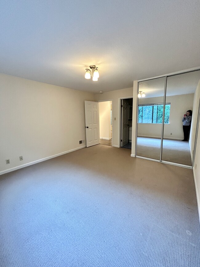 Main Bedroom with Ensuite Bathroom - 664 Missouri St