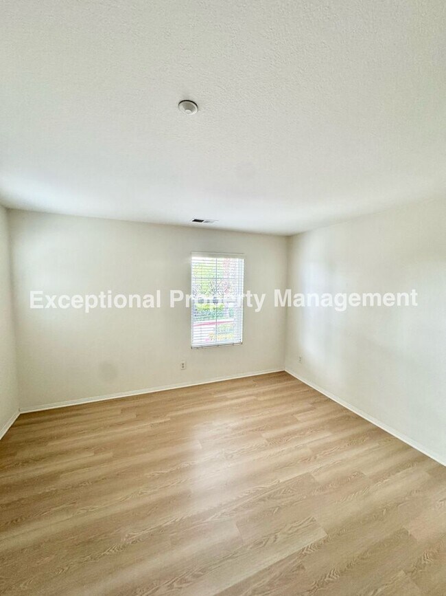 Building Photo - Ready to move in 3 bed 3 bath home