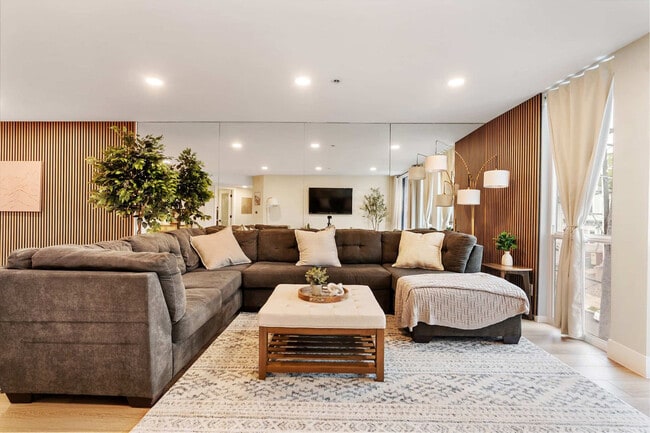 Building Photo - 2414 Front St