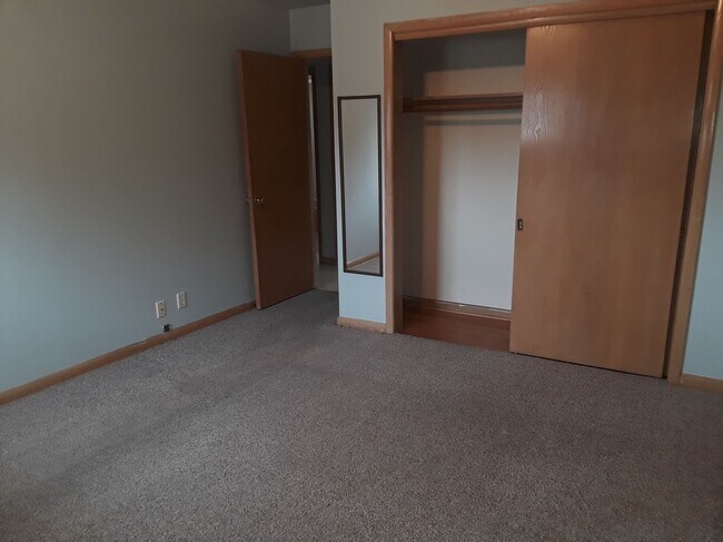 1 of 3 bedrooms - 6631 W Villard Ave
