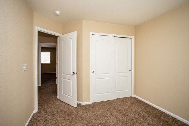 Building Photo - Well Maintained Home in Eastview Estates!