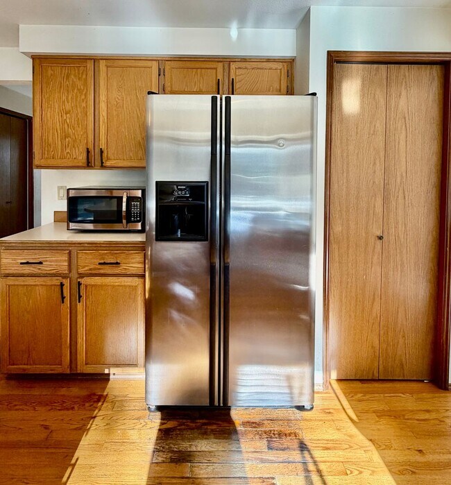 Building Photo - 4 Bed / 2.5 Bath Education hill in Redmond 2-story home $4,095/month