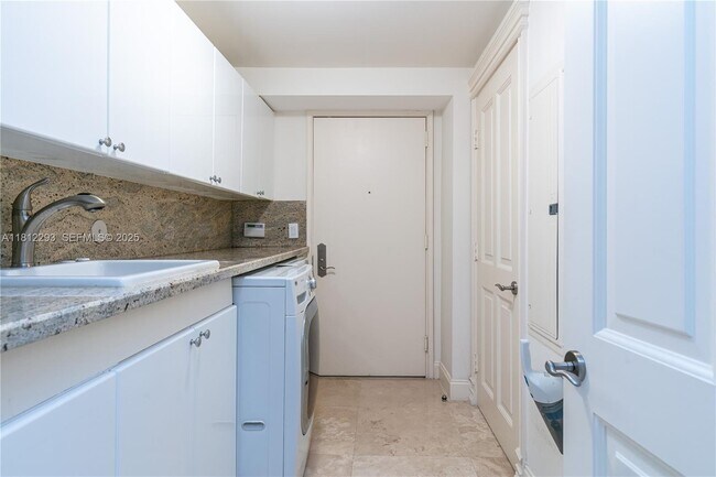 Building Photo - 17875 Collins Ave