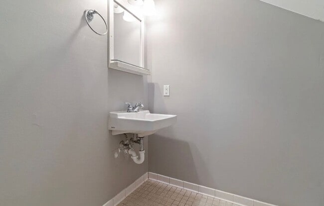 Building Photo - Charming 5 Bedroom/3 Bathroom Home with Large Finished Basement in Catonsville, MD!