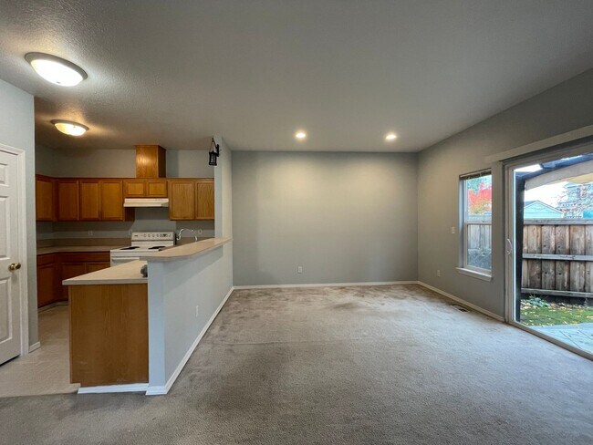 Building Photo - Charming 3 Bd, 2.5 Ba Pet-Friendly Home in Hillsboro ~ Washer & Dryer Included, Single-Car Garage...