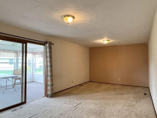 Building Photo - 1602 Meadow Ln